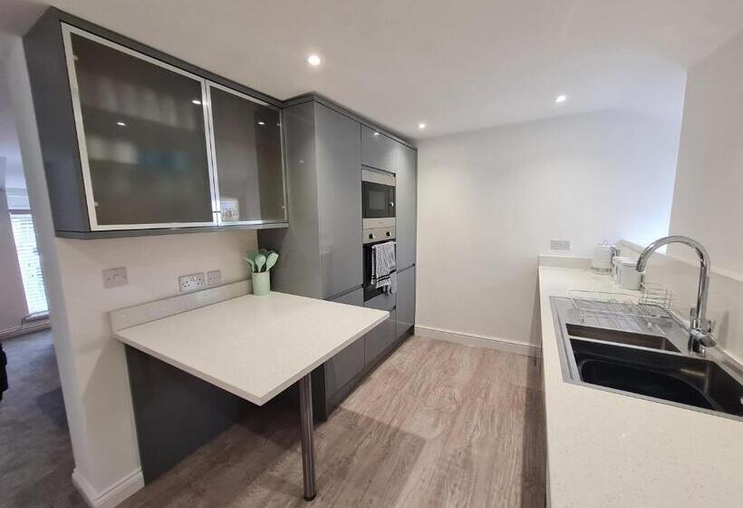 Perfect Location 3 Bed Serviced Apartment With Bike Storage For Bpw. Close To Brecon Beacons