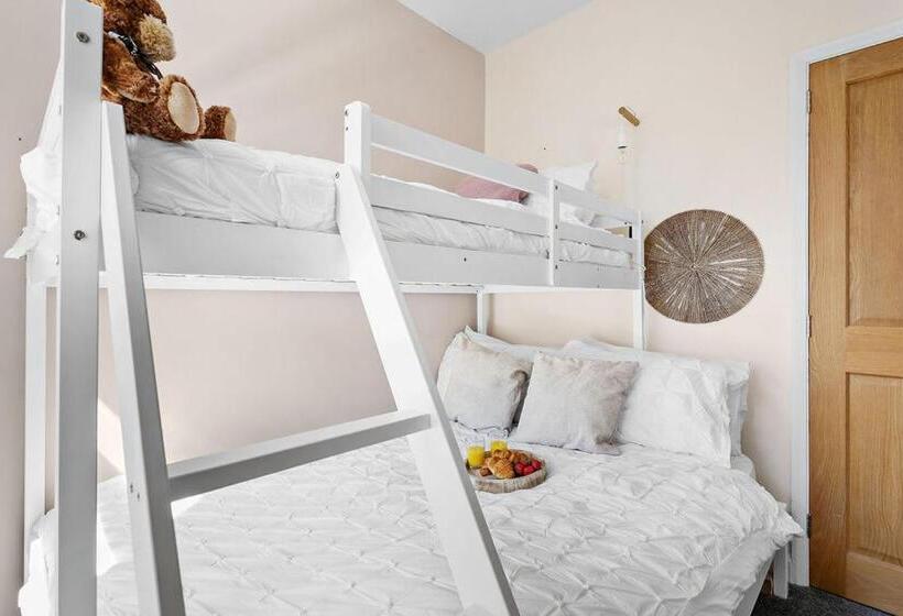 The Terrace   Light, Bright Characterful Coastal Home With Parking Near Beaches