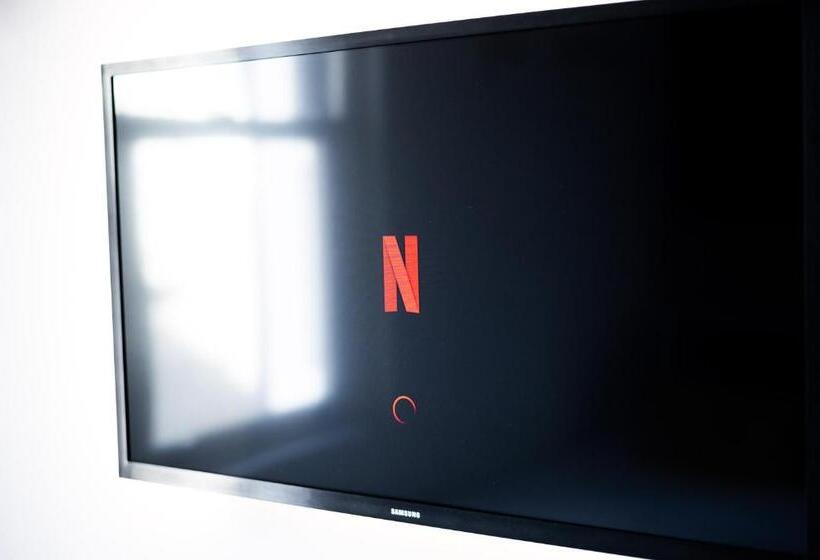 The Woodfield   Stunning Modern 2 Bed Apartment   Tv In Every Bedroom!