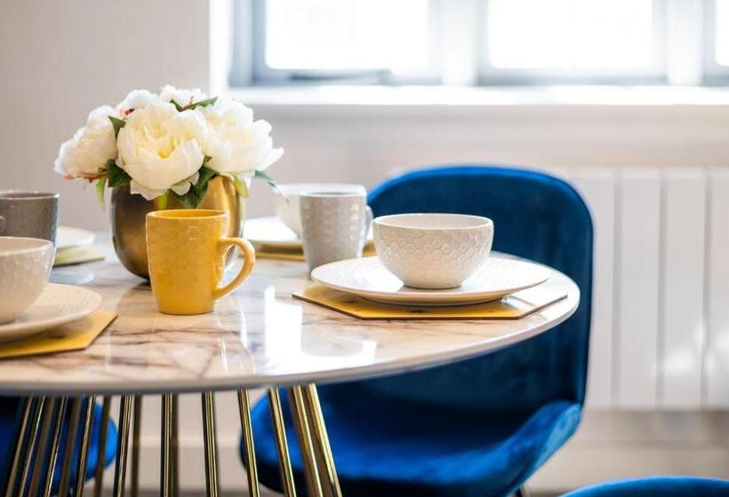 The Woodfield   Stunning Modern 2 Bed Apartment   Tv In Every Bedroom!