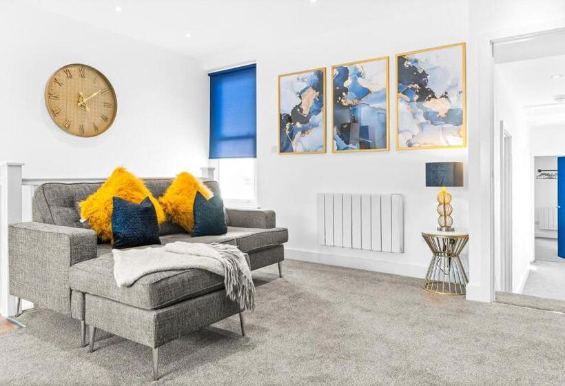 The Woodfield   Stunning Modern 2 Bed Apartment   Tv In Every Bedroom!