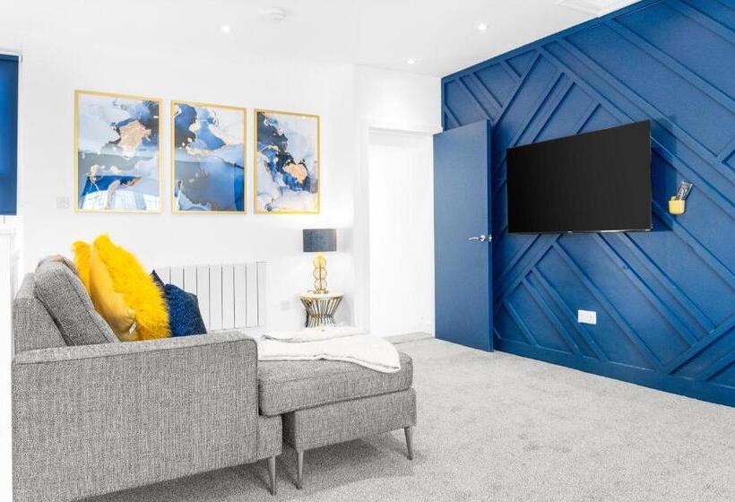 The Woodfield   Stunning Modern 2 Bed Apartment   Tv In Every Bedroom!