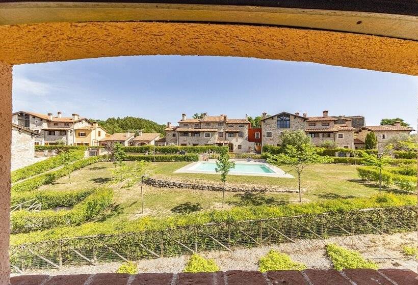 Bright Apt With Terrace And Shared Pool