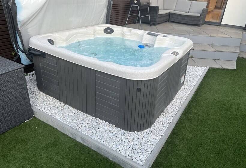 Broadway Beach Homes Airbnb With Hot Tub