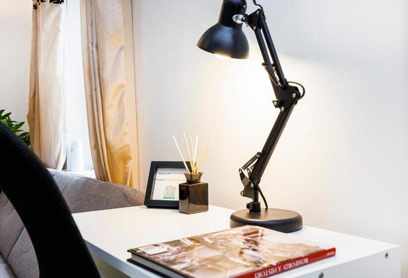 Lovely 2 Bd Hse With Parking Near Excel