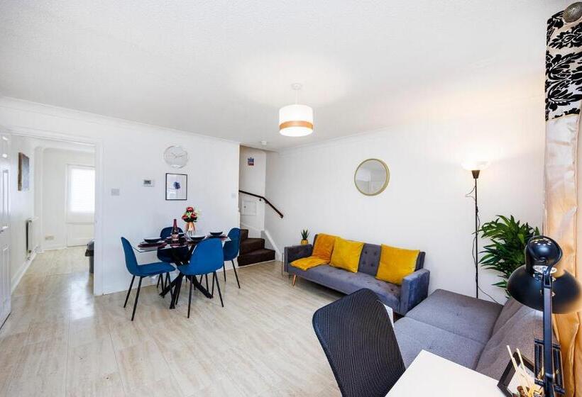 Lovely 2 Bd Hse With Parking Near Excel