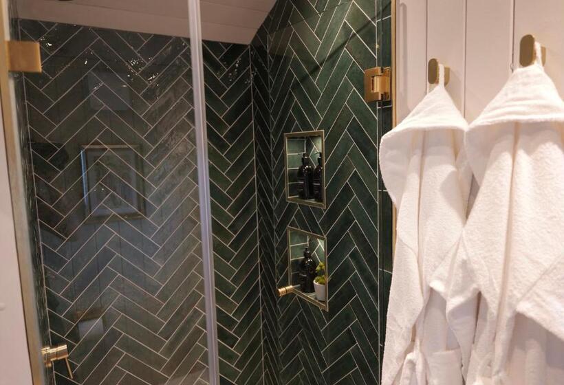 Luxury Retreat 30mins Taxi Ride From West London