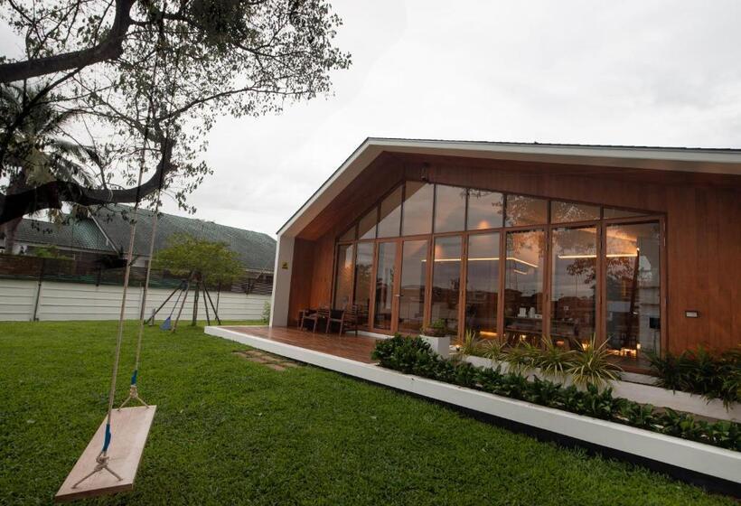 Nutnicha River House