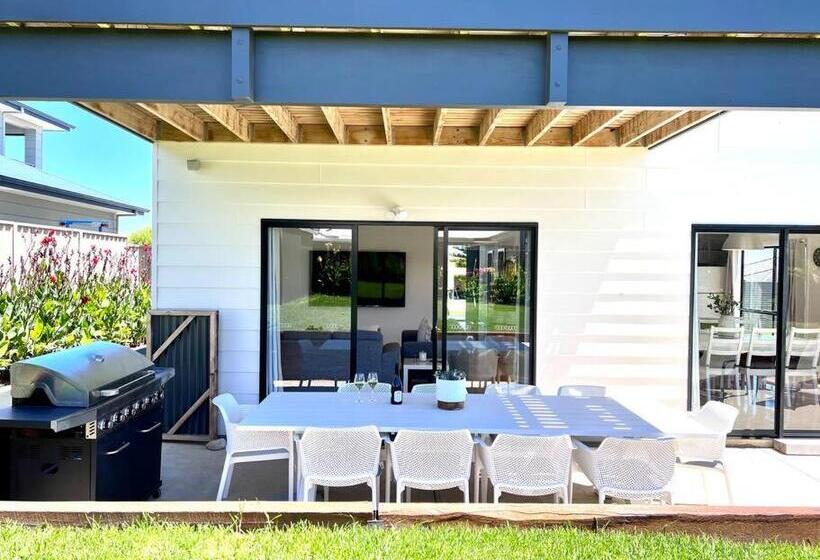 Oriana Grande  5 Bdrm Sleeps 14 Beach View Wifi