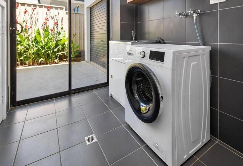 Oriana Grande  5 Bdrm Sleeps 14 Beach View Wifi