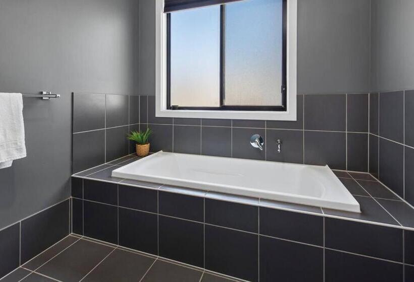 Oriana Grande  5 Bdrm Sleeps 14 Beach View Wifi