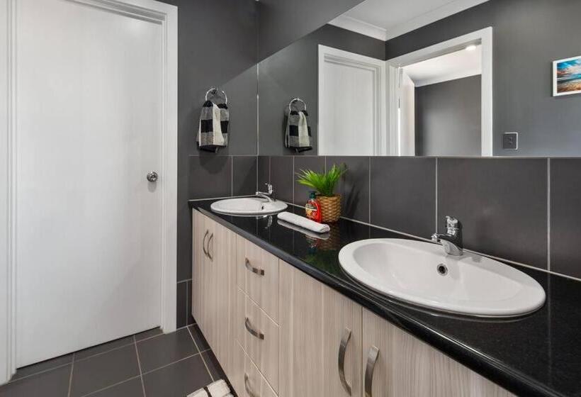 Oriana Grande  5 Bdrm Sleeps 14 Beach View Wifi