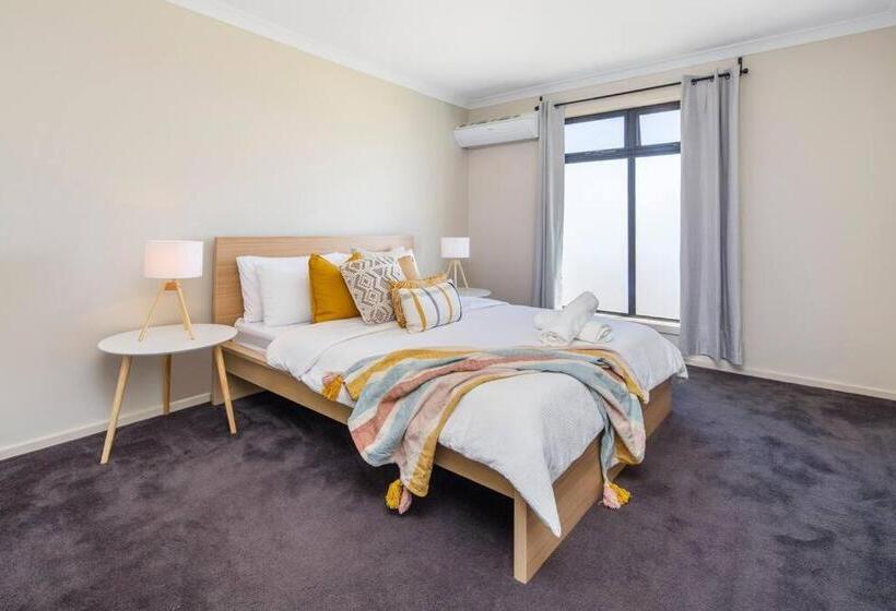 Oriana Grande  5 Bdrm Sleeps 14 Beach View Wifi