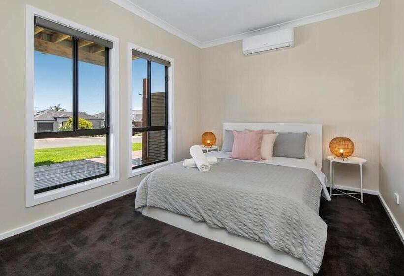 Oriana Grande  5 Bdrm Sleeps 14 Beach View Wifi