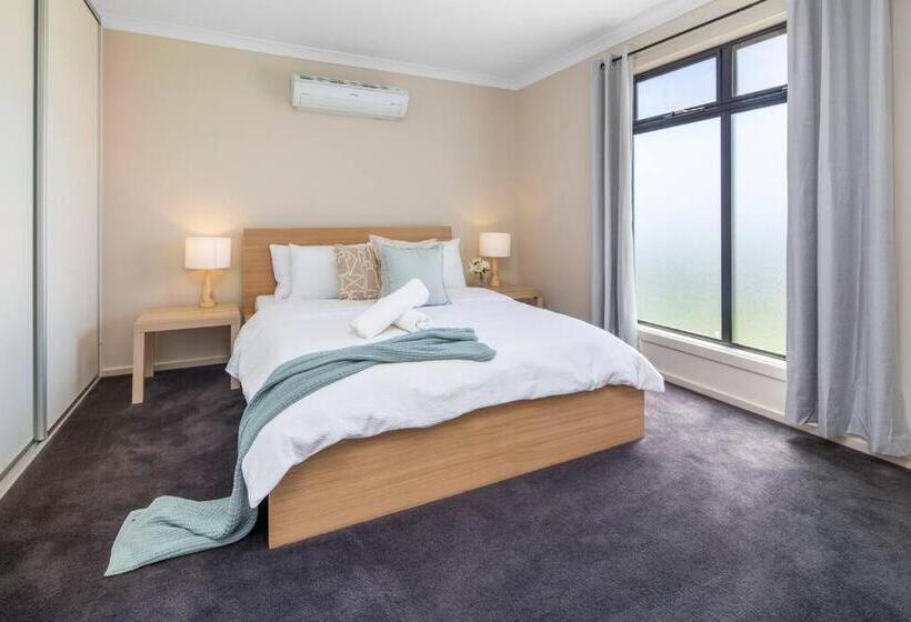 Oriana Grande  5 Bdrm Sleeps 14 Beach View Wifi