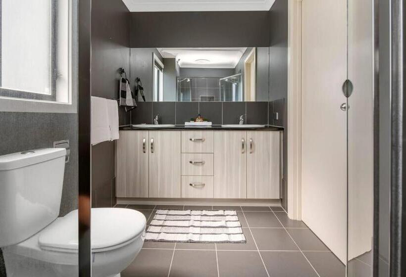 Oriana Grande  5 Bdrm Sleeps 14 Beach View Wifi