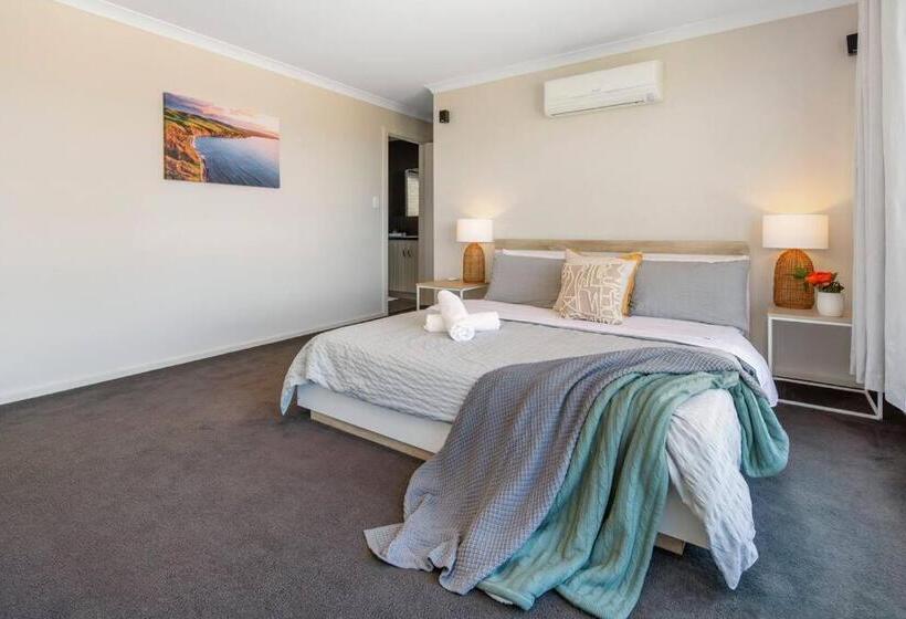 Oriana Grande  5 Bdrm Sleeps 14 Beach View Wifi