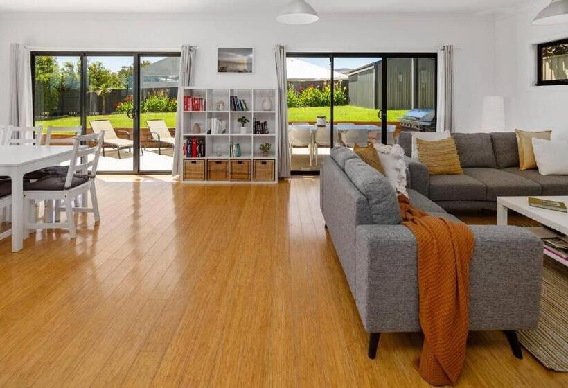 Oriana Grande  5 Bdrm Sleeps 14 Beach View Wifi