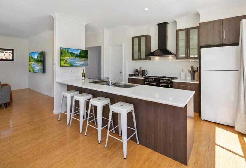 Oriana Grande  5 Bdrm Sleeps 14 Beach View Wifi