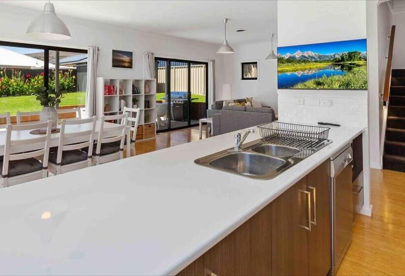 Oriana Grande  5 Bdrm Sleeps 14 Beach View Wifi