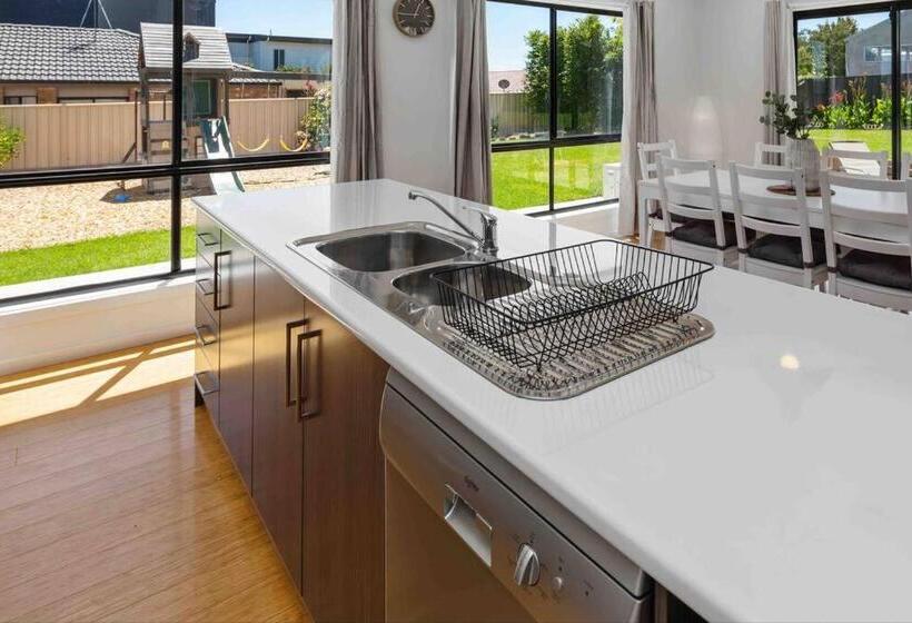 Oriana Grande  5 Bdrm Sleeps 14 Beach View Wifi