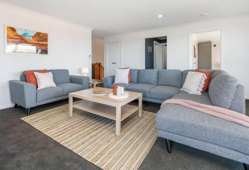 Oriana Grande  5 Bdrm Sleeps 14 Beach View Wifi