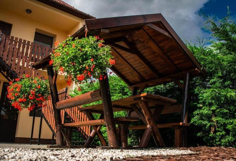 פנסיון Mónika Vendégház