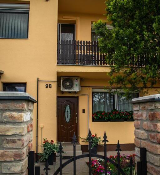 פנסיון Mónika Vendégház