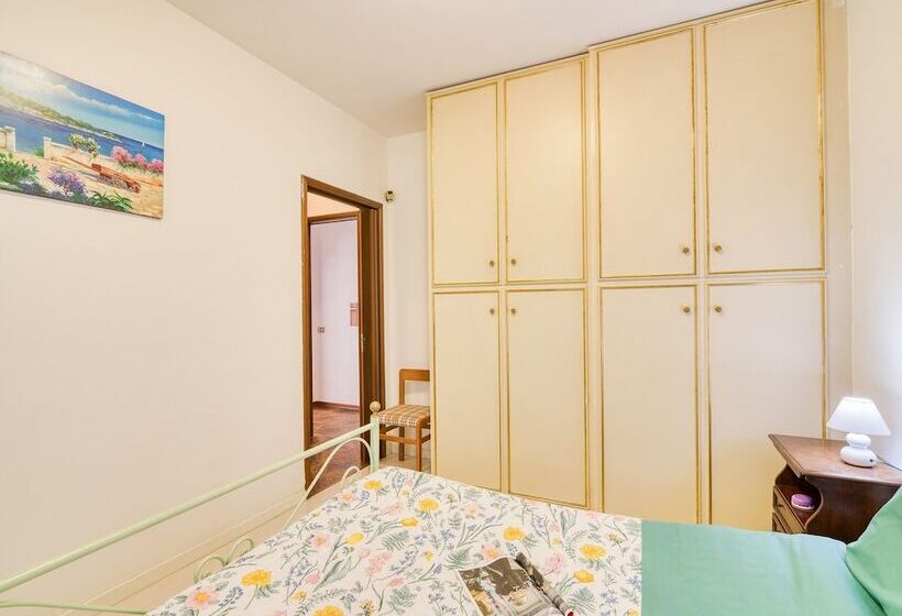 Sissy E Sammy 200 Mt From Sea