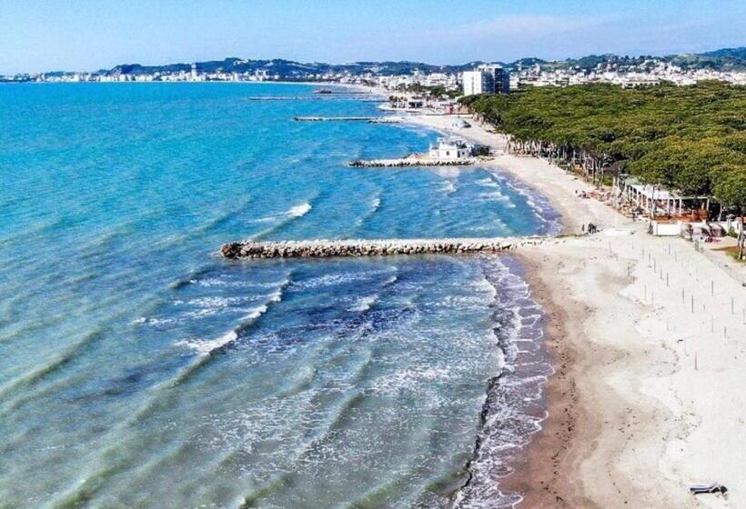 White & Blue Apartment S