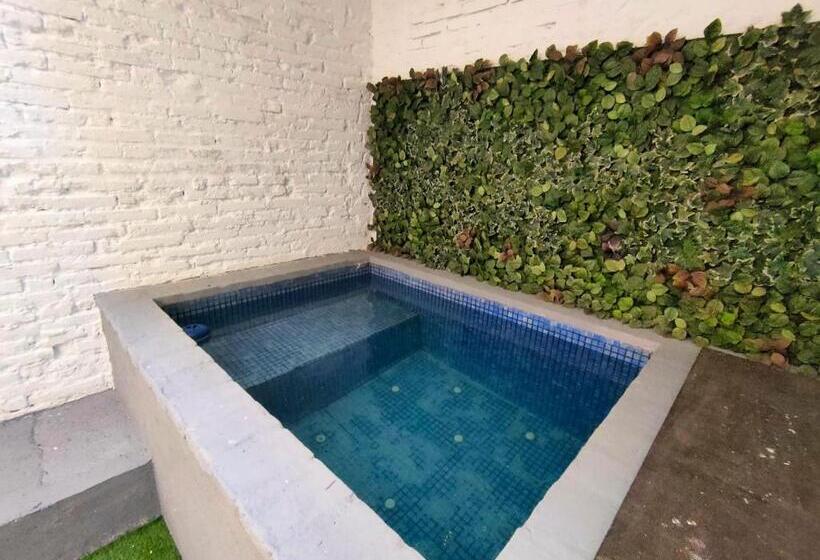 Pequeño Alojamiento Con Mini Piscina No Climatizada