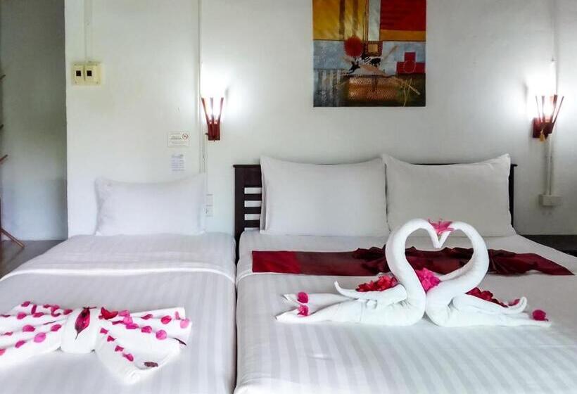 استراحتگاه Chareena Beachside