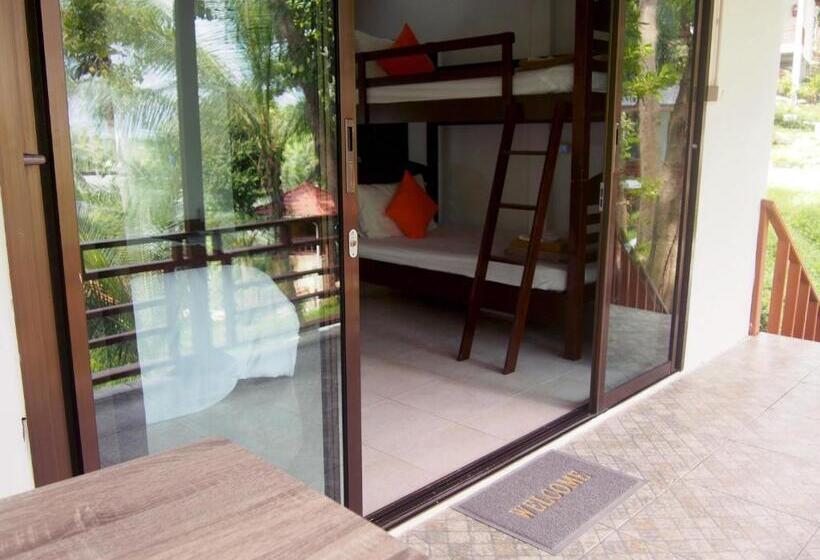 استراحتگاه Chareena Beachside