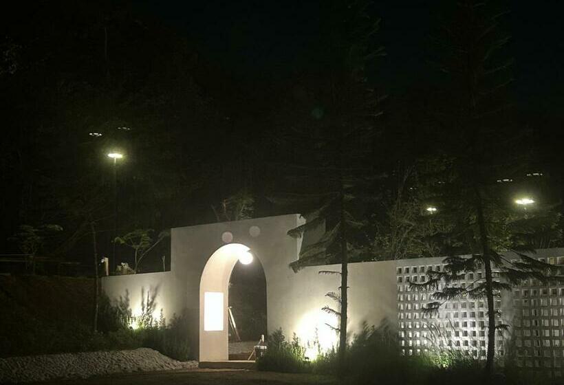 استراحتگاه Rock Forest