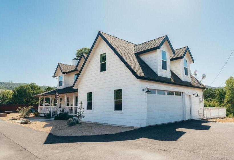 Wine Country Modern Farmhouse With Heated Pool, Hot Tub, Cybertruck