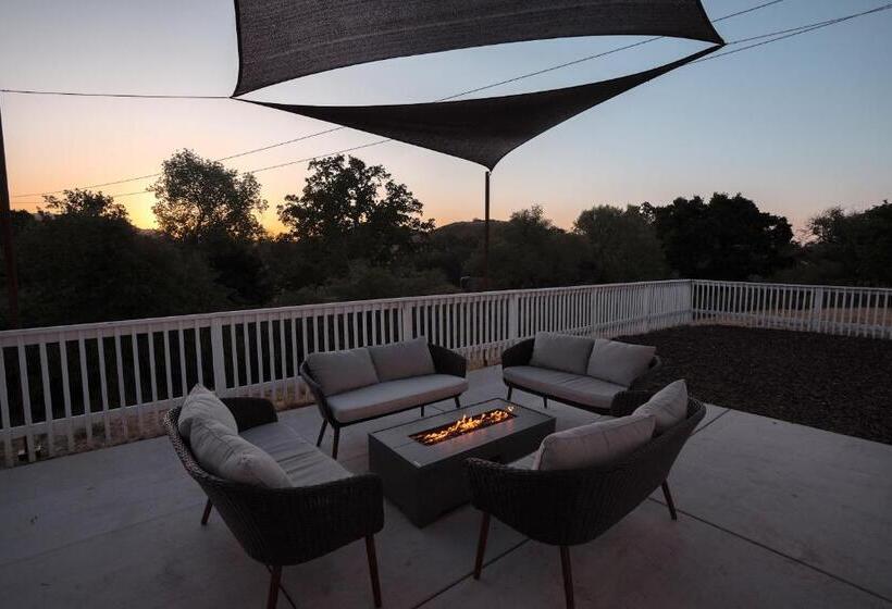 Wine Country Modern Farmhouse With Heated Pool, Hot Tub, Cybertruck