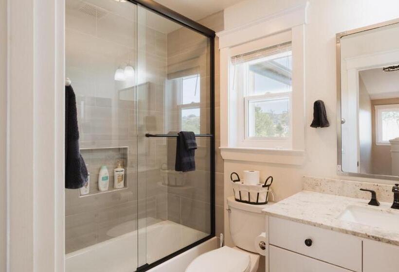 Wine Country Modern Farmhouse With Heated Pool, Hot Tub, Cybertruck