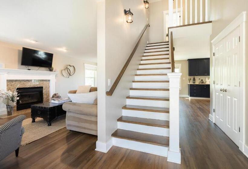 Wine Country Modern Farmhouse With Heated Pool, Hot Tub, Cybertruck