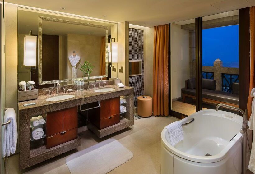 酒店 Hilton Qingdao Golden Beach