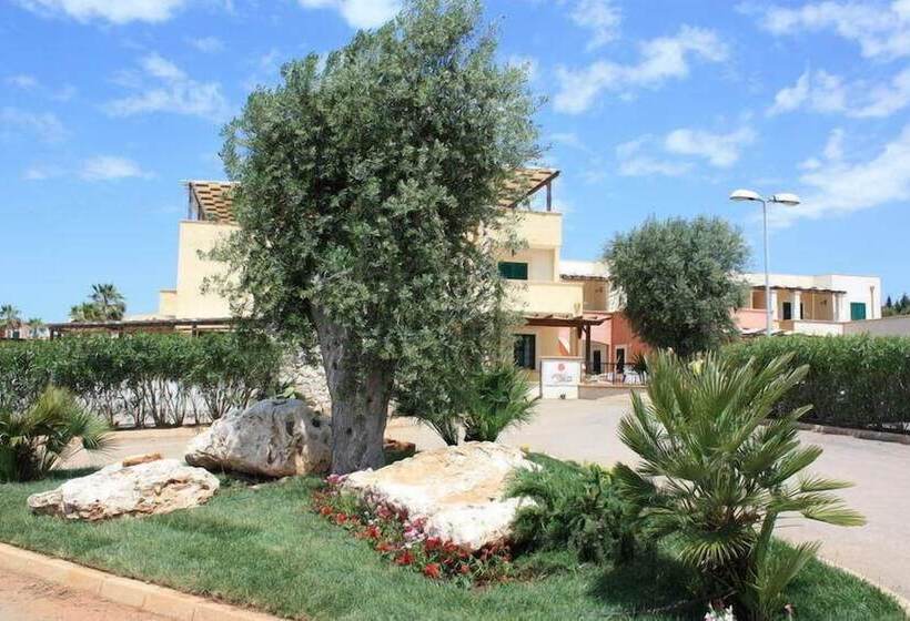 בית מלון כפרי Villaggio Resort Arco Del Saracino