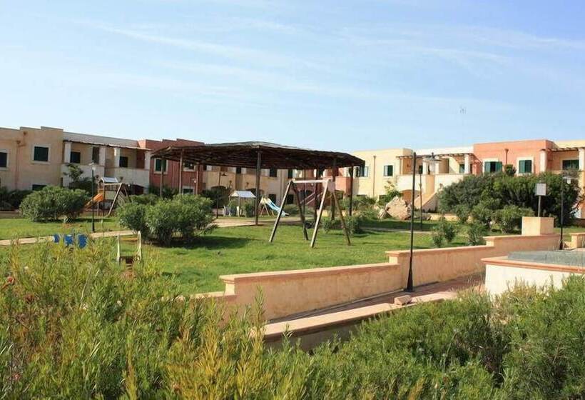 בית מלון כפרי Villaggio Resort Arco Del Saracino