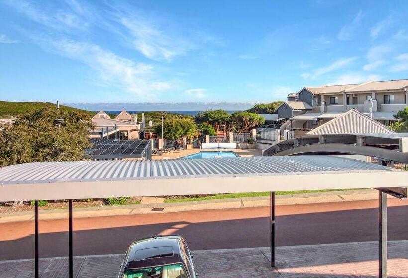 A Stones Throw Gnarabup