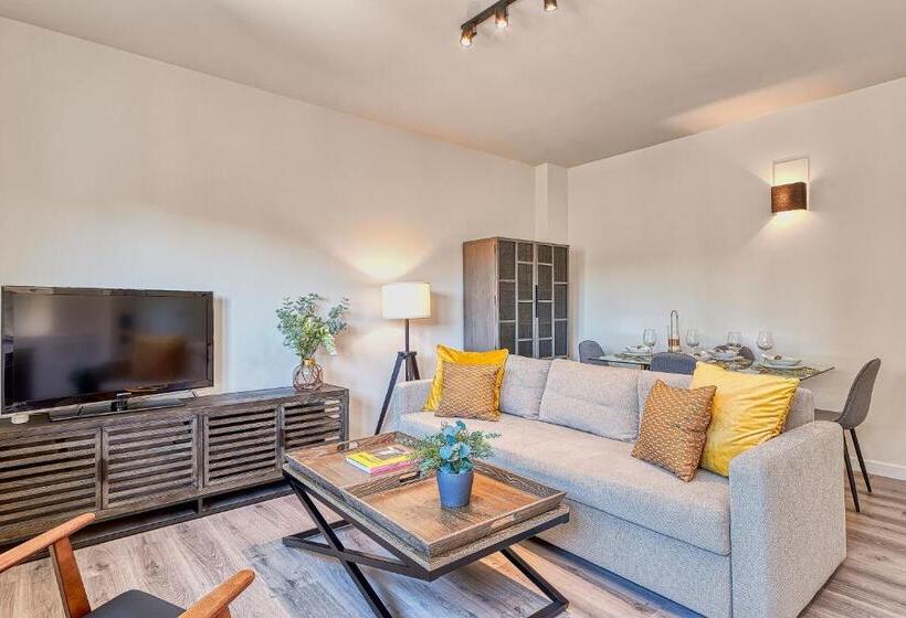 Ab Vialia Estación , Parking And Pool