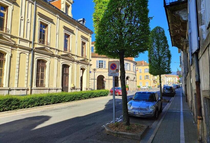 Chaleureuse Maison De Ville à Côté De La Mairie Ronde