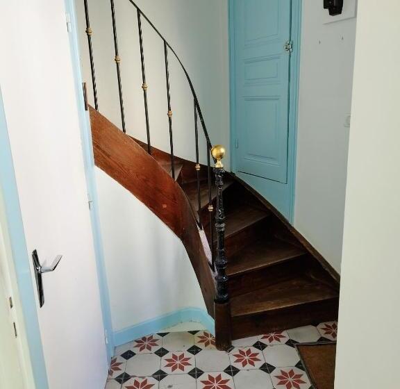 Chaleureuse Maison De Ville à Côté De La Mairie Ronde