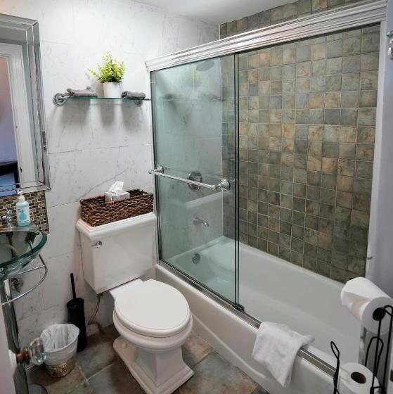 Palm Beach Historic Hotel With Juliette Balconies! 2 Blocks From Beach!