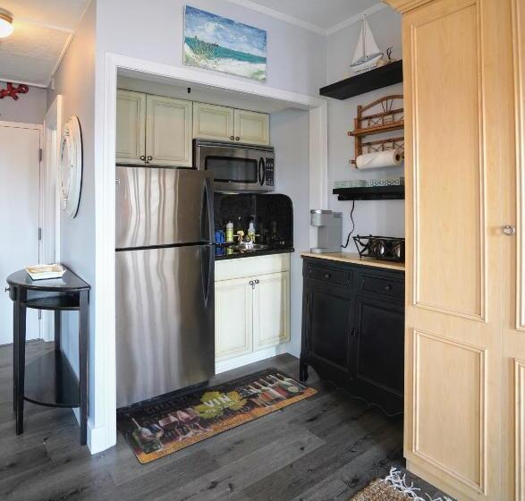 Palm Beach Historic Hotel With Juliette Balconies! 2 Blocks From Beach!