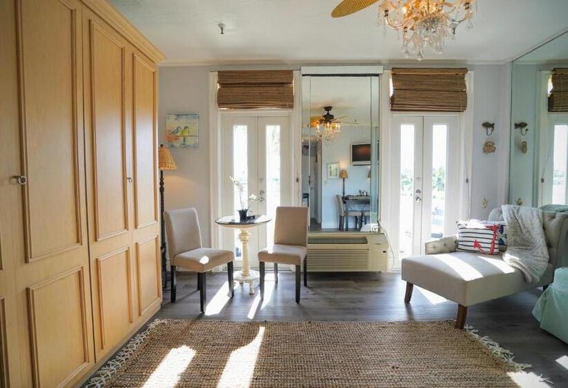 Palm Beach Historic Hotel With Juliette Balconies! 2 Blocks From Beach!