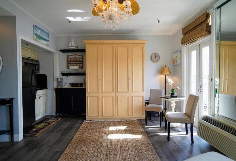 Palm Beach Historic Hotel With Juliette Balconies! 2 Blocks From Beach!