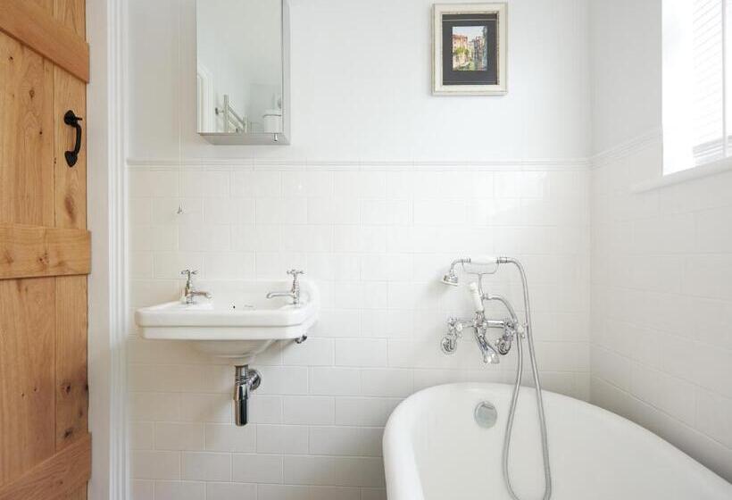 Quiet Edwardian Era House, Painswick